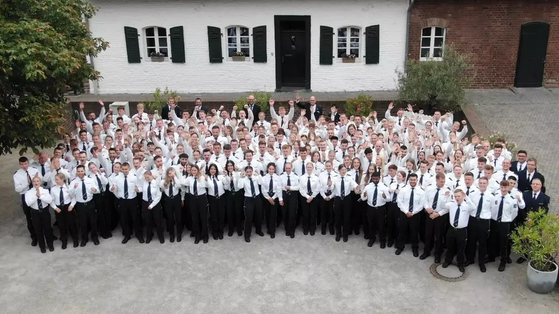 POL-DU: Huckingen: Ziel erreicht! 195 neue Polizeikommissarinnen und -kommissare ernannt - Bild: presseportal.de