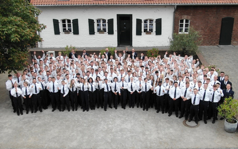POL-DU: Huckingen: Ziel erreicht! 195 neue Polizeikommissarinnen und -kommissare ernannt - Foto: presseportal.de POL-DU: Huckingen: Ziel erreicht! 195 neue Polizeikommissarinnen und -kommissare ernannt - Foto: presseportal.de