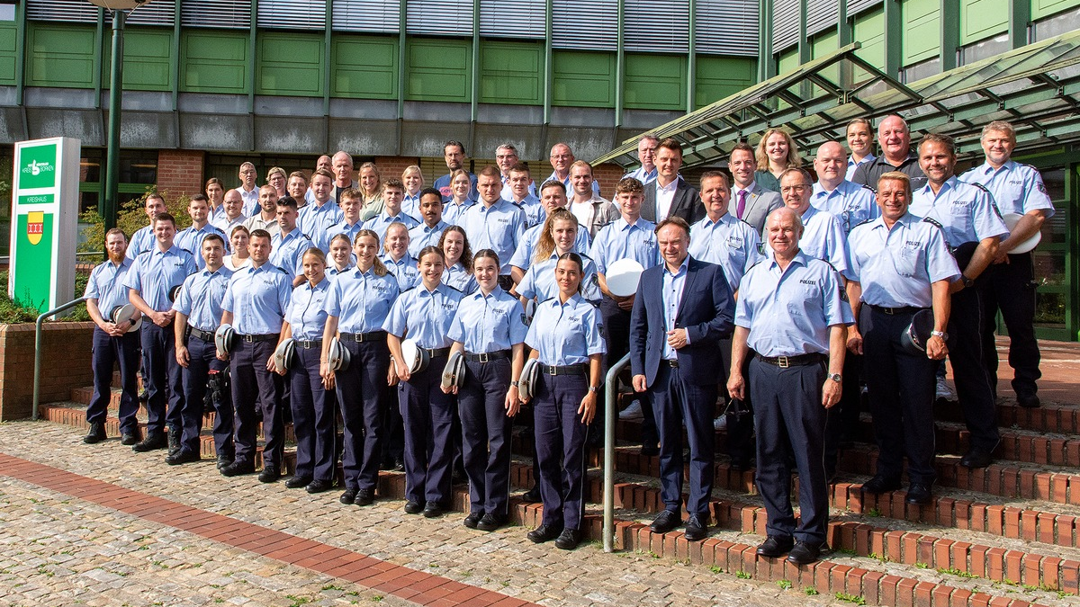 POL-BOR: Kreis Borken - Neue Polizeibeamtinnen und -beamte begrüßt - Foto: presseportal.de