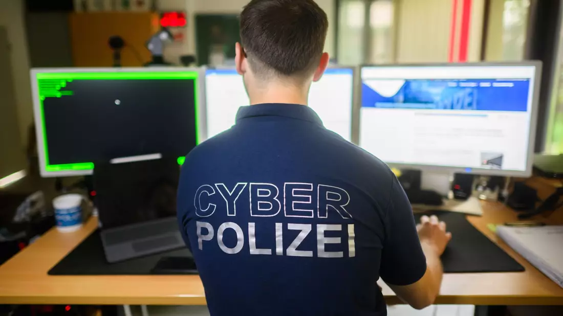Gegen Hetze im digitalen Raum soll Opfern ein Vorgehen gegen anonyme Accounts ermöglicht werden. - Bild: Julian Stratenschulte/dpa