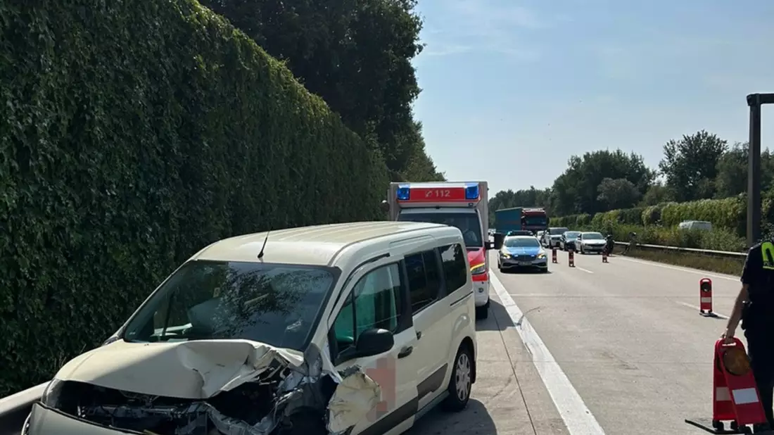 FW Bremerhaven: Auffahrunfall auf der Autobahn - Bild: presseportal.de