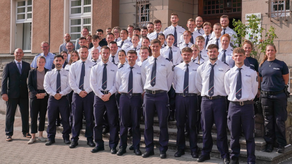 POL-GE: Die Polizei Gelsenkirchen hat 42 neue Kolleginnen und Kollegen - Foto: presseportal.de
