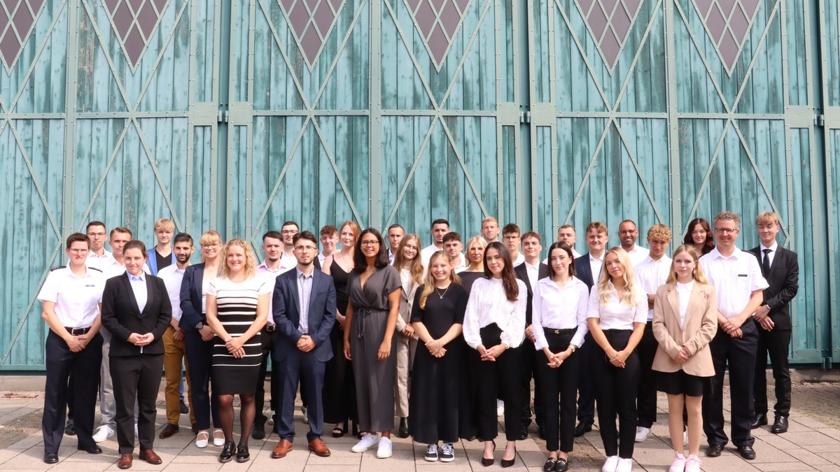 FF Bad Salzuflen: Putzwagen brennt im Schulzentrum Aspe / Feuerwehr Bad Salzuflen ist mit rund 30 Einsatzkräften vor Ort. Verletzt wird niemand - Foto: presseportal.de