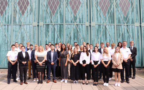 FF Bad Salzuflen: Putzwagen brennt im Schulzentrum Aspe / Feuerwehr Bad Salzuflen ist mit rund 30 Einsatzkräften vor Ort. Verletzt wird niemand - Foto: presseportal.de