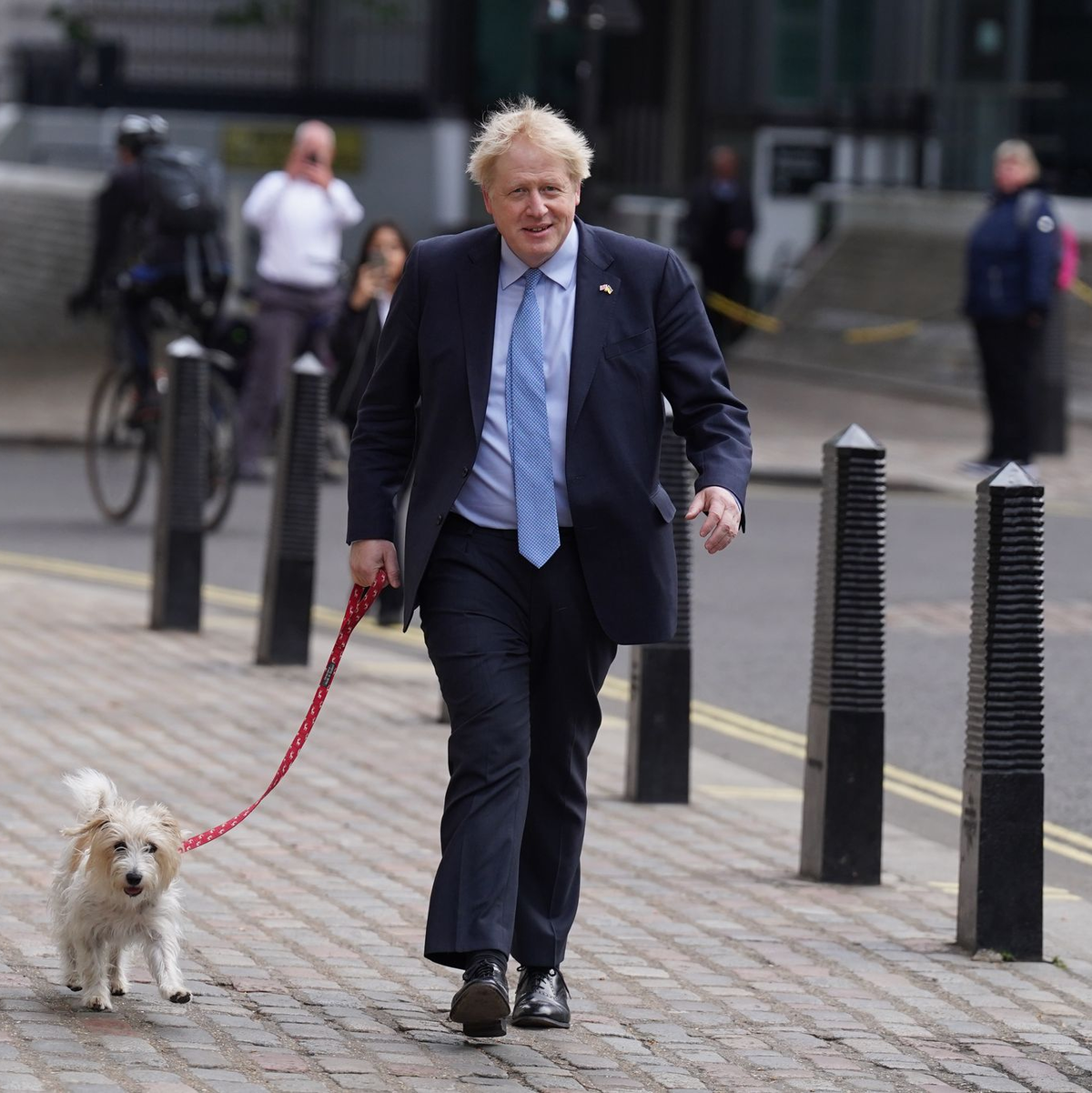 Boris Johnson zeigte sich häufig mit Hund Dilyn. (Archivbild) - Foto: Stefan Rousseau/PA Wire/dpa