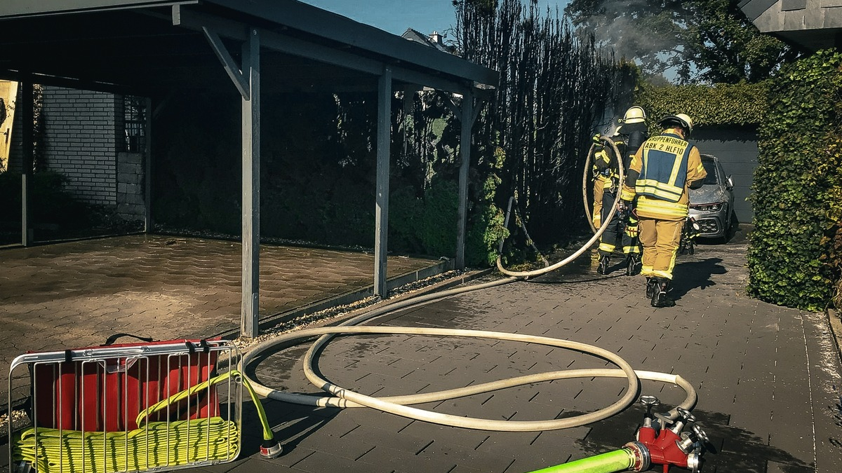 FW-PB: Heckenbrand in Schwaney- Übergreifen auf Wohnhaus verhindert - Foto: presseportal.de