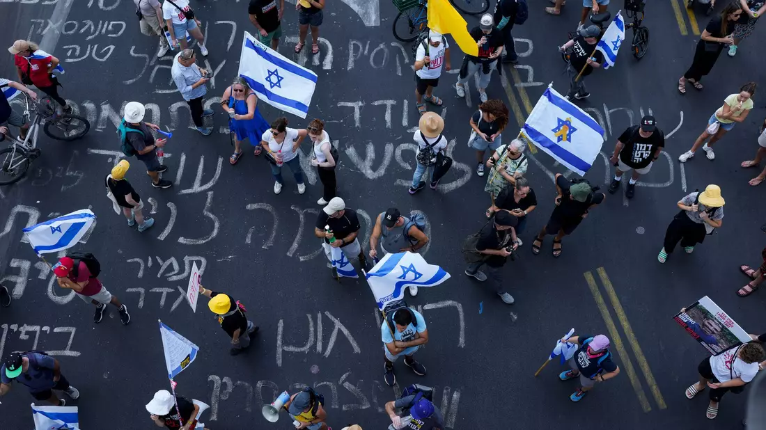 Demonstranten in Israel fordern einen Waffenstillstand und die Freilassung aller Geiseln. - Bild: Ohad Zwigenberg/AP/dpa