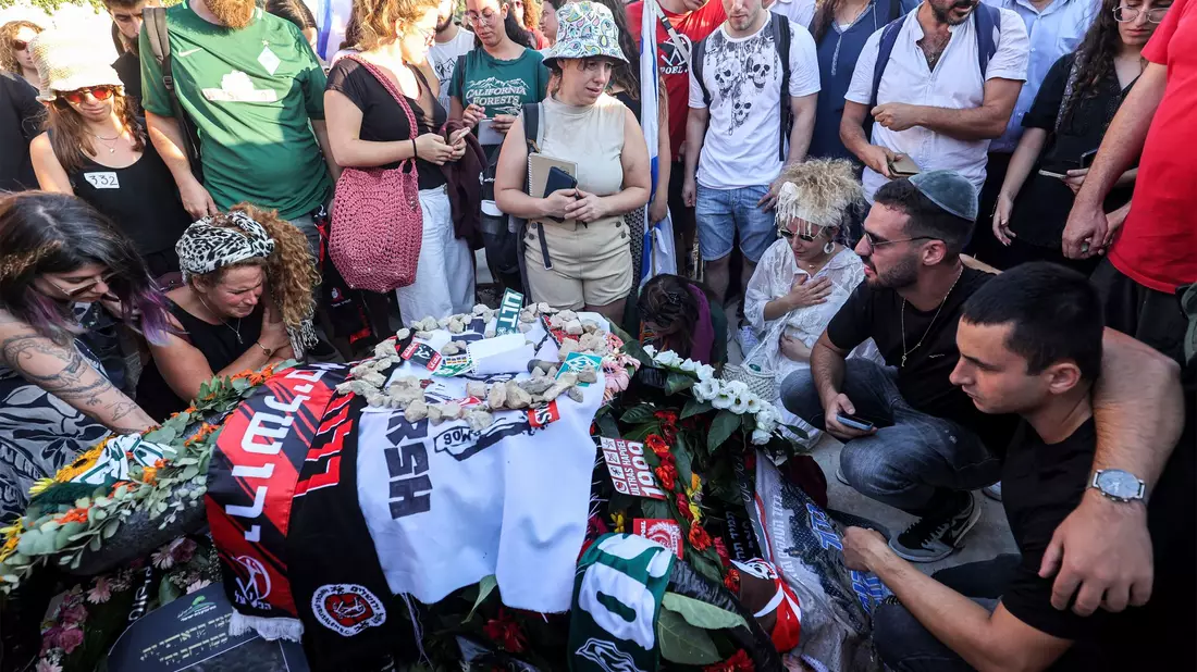 Trauende versammeln sich am Grab der getöteten Geisel Hersh Goldberg-Polin. - Bild: Gil Cohen-Magen/AFP Pool/AP/dpa