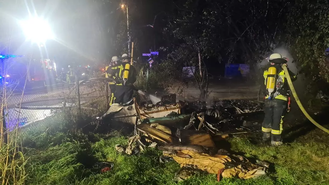 FW Hennef: Wohnwagen in Vollbrand - Bild: presseportal.de