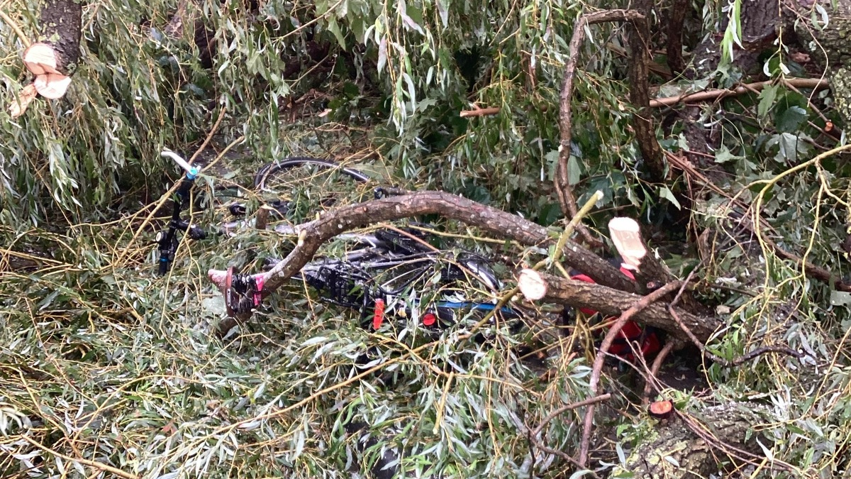 FW-GL: Fahrradfahrer in Bergisch Gladbach bei Gewitter von Baum begraben - durch Schutzengel nur leicht verletzt - Foto: presseportal.de