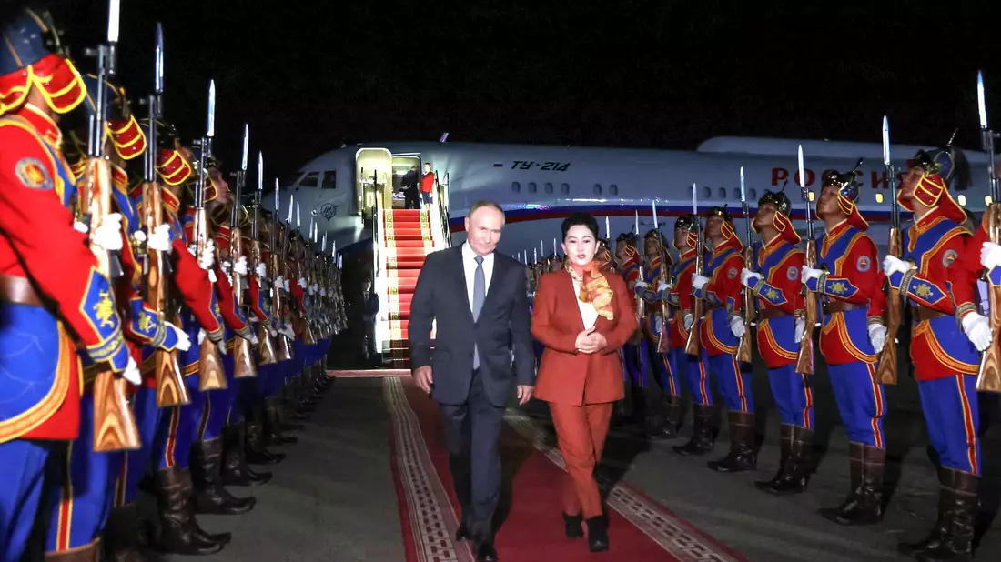Kremlchef Wladimir Putin besucht ungeachtet des Haftbefehls wegen mutmaßlicher Kriegsverbrechen in der Ukraine Russlands Nachbarland Mongolei. - Bild: Natalia Gubernatorova/Pool Sputnik Kremlin/AP/dpa