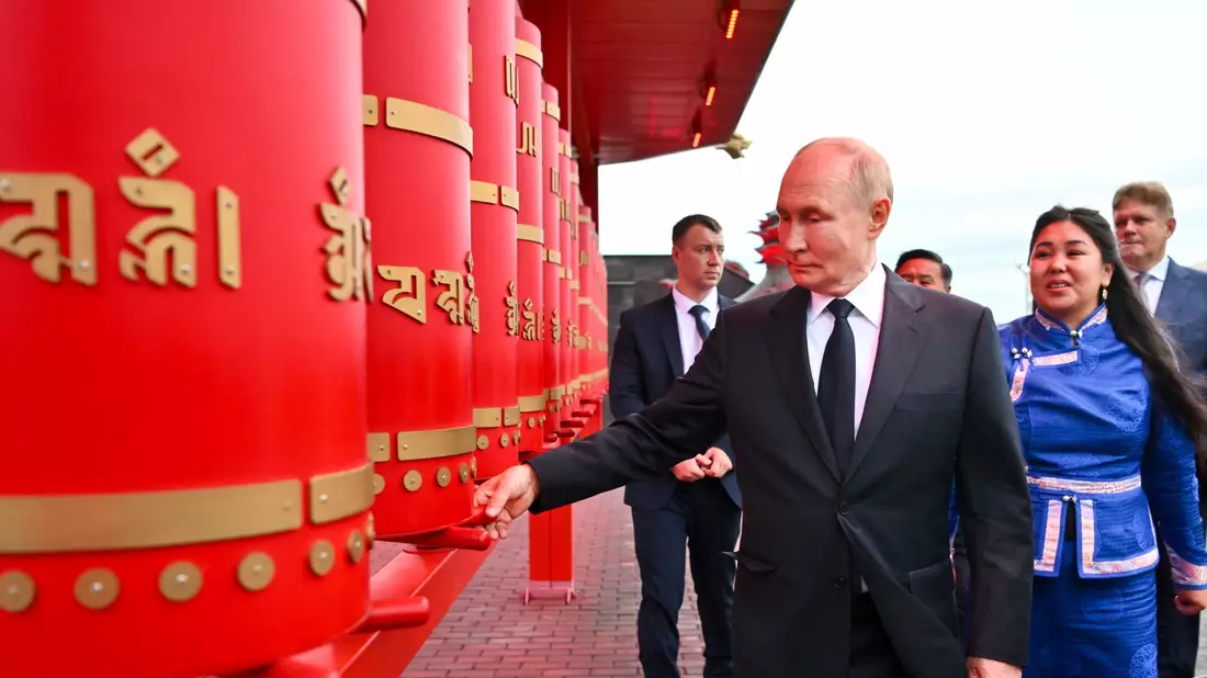 Kremlchef Wladimir Putin besucht ungeachtet des Haftbefehls wegen mutmaßlicher Kriegsverbrechen in der Ukraine Russlands Nachbarland Mongolei. - Bild: Kristina Kormilitsyna/Pool Sputnik Kremlin/AP/dpa