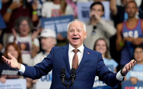 Auf dem Weg zu einer Wahlkampfkungebung geriet die Wagekolonne des Demokraten Tim Walz in einen Unfall. Der 60-Jährige wurde nicht verletzt. (Archivbild) - Foto: Ross D. Franklin/AP/dpa Auf dem Weg zu einer Wahlkampfkungebung geriet die Wagekolonne des Demokraten Tim Walz in einen Unfall. Der 60-Jährige wurde nicht verletzt. (Archivbild) - Foto: Ross D. Franklin/AP/dpa