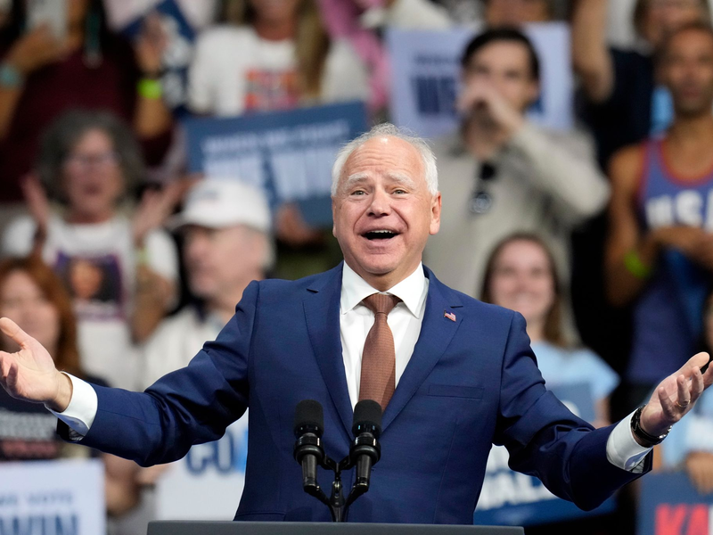 Auf dem Weg zu einer Wahlkampfkungebung geriet die Wagekolonne des Demokraten Tim Walz in einen Unfall. Der 60-Jährige wurde nicht verletzt. (Archivbild) - Foto: Ross D. Franklin/AP/dpa