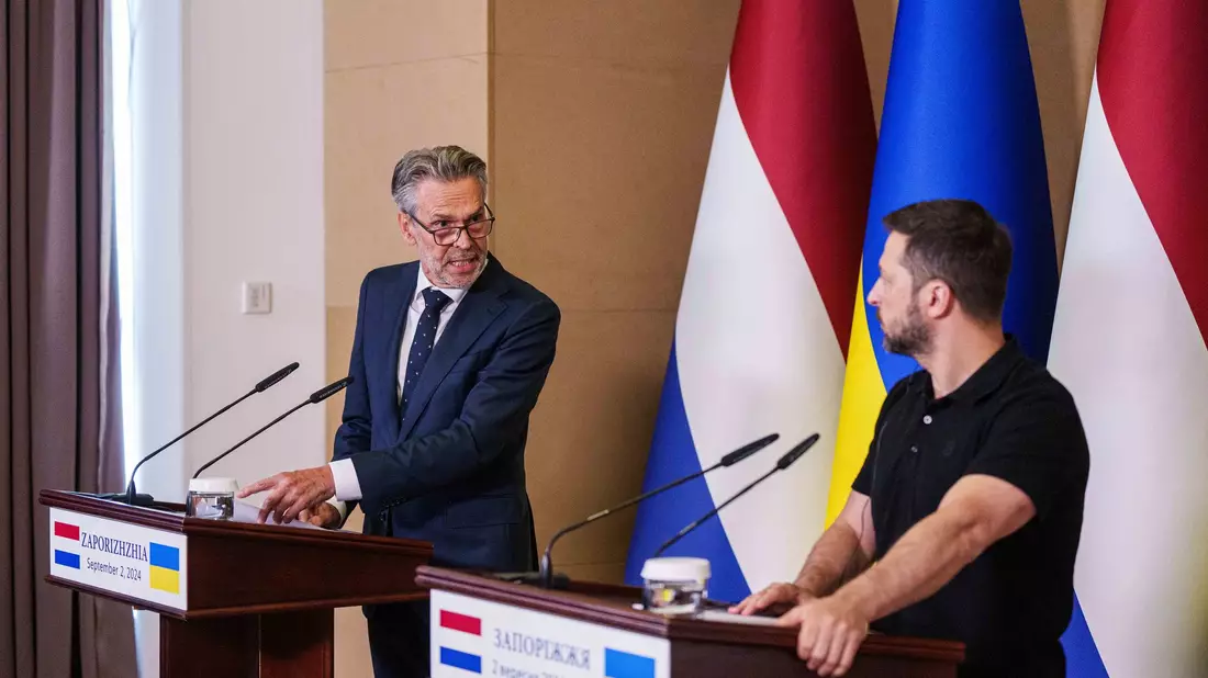 Der ukrainische Präsident Wolodymyr Selenskyj fordert bei einem Treffen mit dem niederländischen Regierungschef Dick Schoof erneut die Freigabe von reichweitenstarken Waffen für Schläge gegen russischen Hinterland. - Bild: Evgeniy Maloletka/AP/dpa