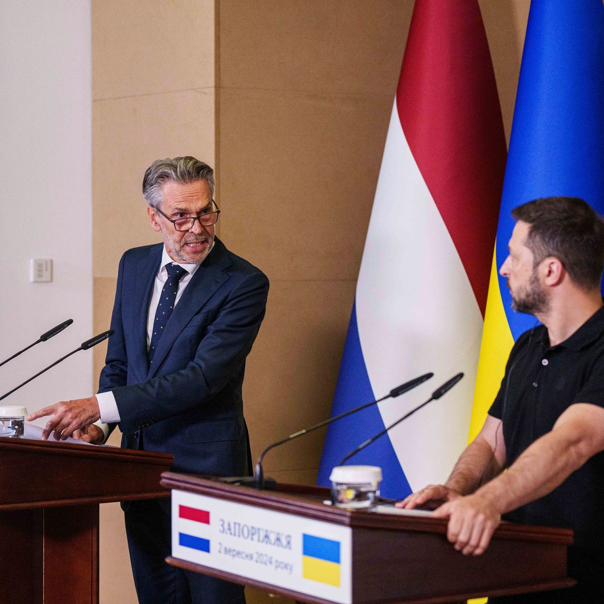 Der ukrainische Präsident Wolodymyr Selenskyj fordert bei einem Treffen mit dem niederländischen Regierungschef Dick Schoof erneut die Freigabe von reichweitenstarken Waffen für Schläge gegen russischen Hinterland. - Foto: Evgeniy Maloletka/AP/dpa