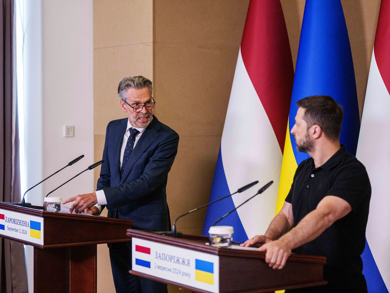 Der ukrainische Präsident Wolodymyr Selenskyj fordert bei einem Treffen mit dem niederländischen Regierungschef Dick Schoof erneut die Freigabe von reichweitenstarken Waffen für Schläge gegen russischen Hinterland. - Foto: Evgeniy Maloletka/AP/dpa