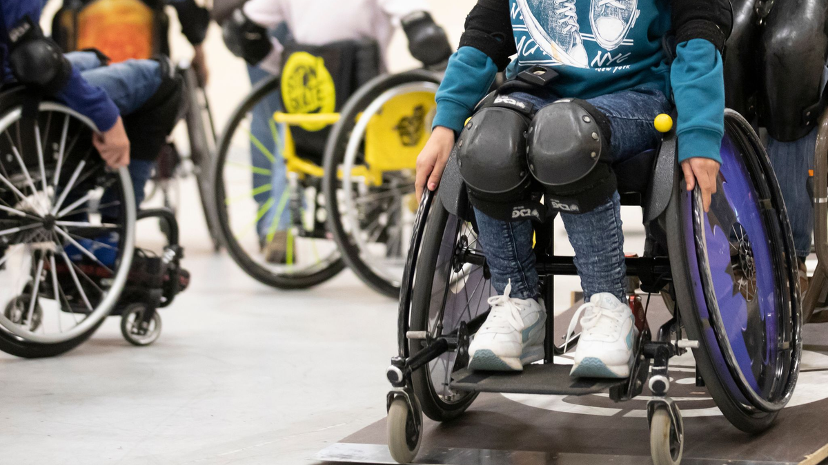 Insbesondere gesellschaftliche Teilhabe ist in verschiedensten Lebensbereichen für junge Menschen mit Beeinträchtigung deutlich schwieriger. (Symbolbild) - Foto: Jörg Sarbach/dpa