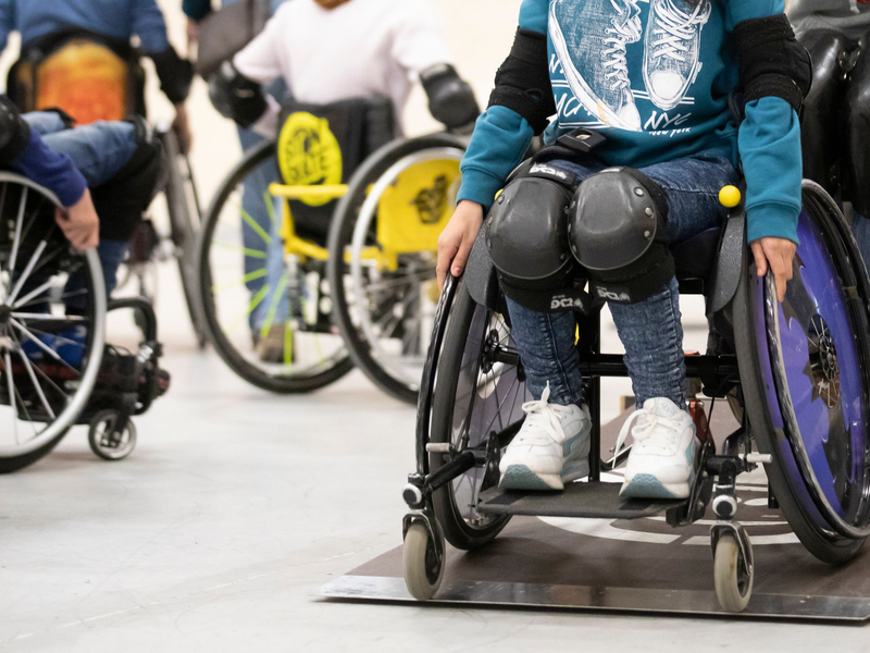 Insbesondere gesellschaftliche Teilhabe ist in verschiedensten Lebensbereichen für junge Menschen mit Beeinträchtigung deutlich schwieriger. (Symbolbild) - Foto: Jörg Sarbach/dpa