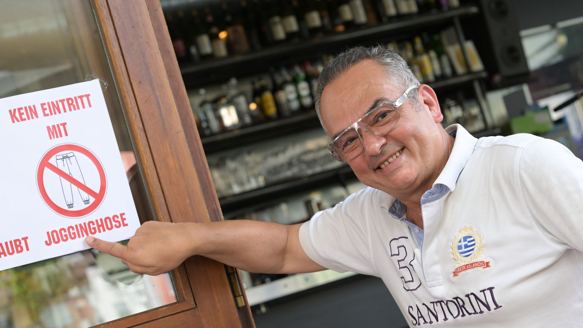 Ein Schild am Eingang weist darauf hin, wer und was nicht in das Café darf. - Foto: Marius Bulling/dpa