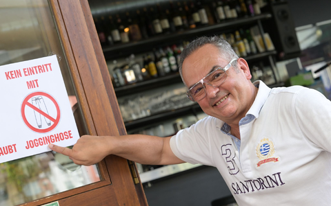 Ein Schild am Eingang weist darauf hin, wer und was nicht in das Café darf. - Foto: Marius Bulling/dpa
