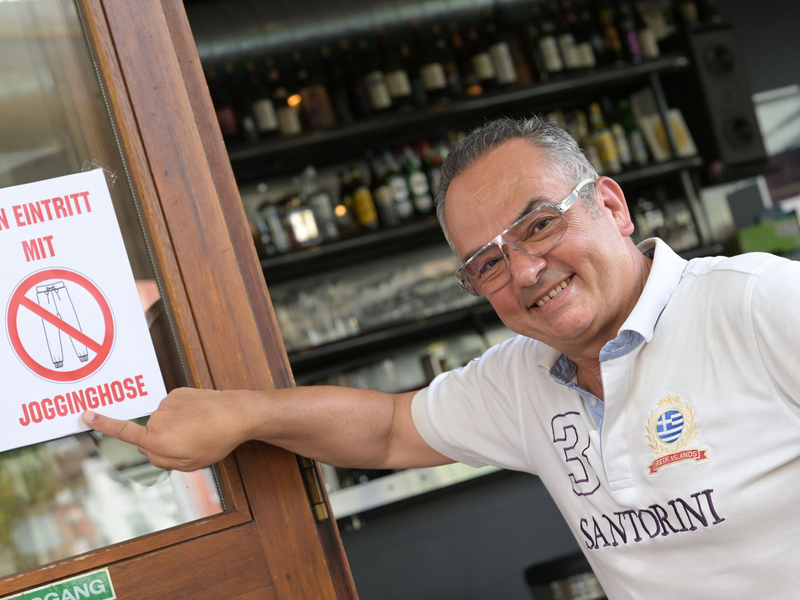 Ein Schild am Eingang weist darauf hin, wer und was nicht in das Café darf. - Foto: Marius Bulling/dpa