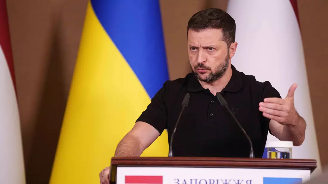 Der ukrainische Präsident Wolodymyr Selenskyj fordert immer wieder reichweitenstarke Waffen vom Westen, um damit auch Ziele im russischen Hinterland zu treffen. - Bild: Evgeniy Maloletka/AP