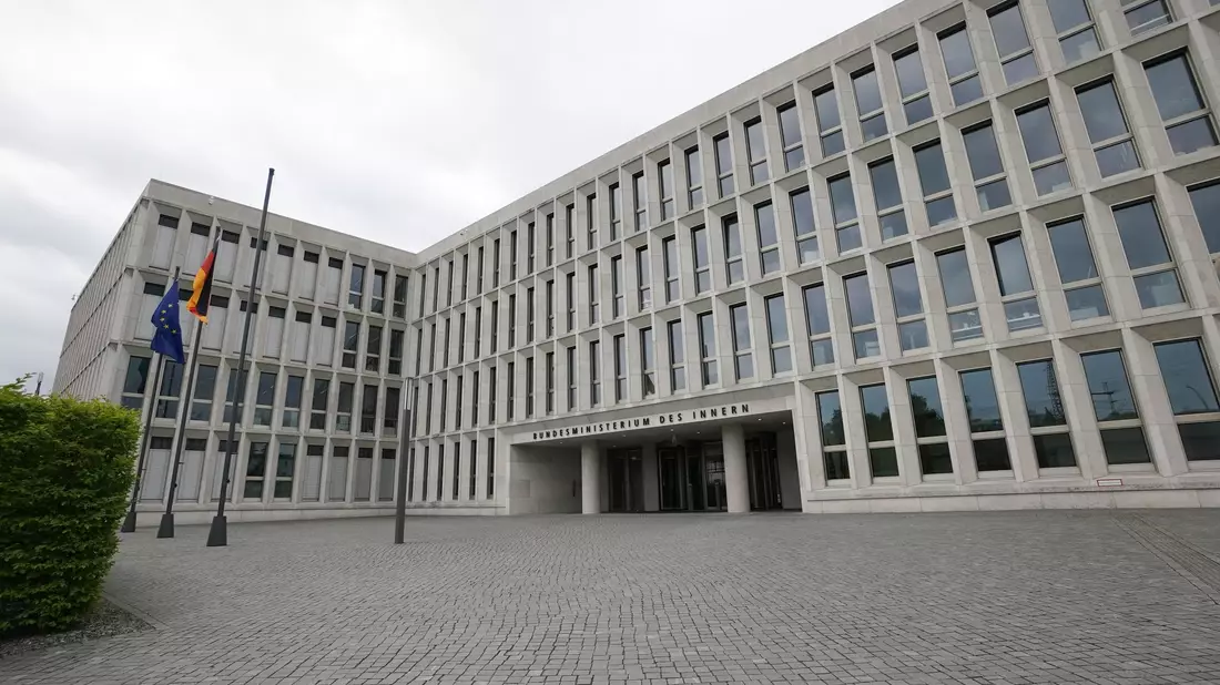 Das Bundesinnenministerium verweist auf den hohen Schutzgehalt von Artikel 16 Absatz 1 des Grundgesetzes. (Symbolbild) - Bild: Jörg Carstensen/dpa