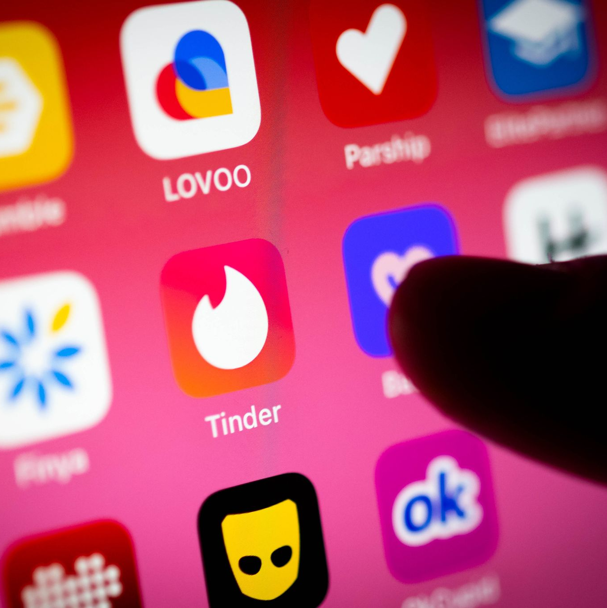 Beim Wischen auf dem Smartphone erhofft man sich die immer noch tollere Person. Das kann auch negative Folgen haben. (Illustration) - Foto: Sina Schuldt/dpa