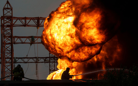 Russland hat in der Nacht erneut zahlreiche Ziele in der Ukraine aus der Luft attackiert. - Foto: Evgeniy Maloletka/AP