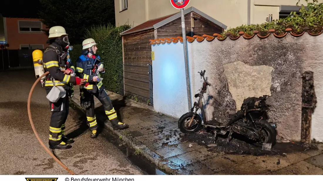FW-M: Brennender Motorroller an Gartenmauer (Laim) - Bild: presseportal.de