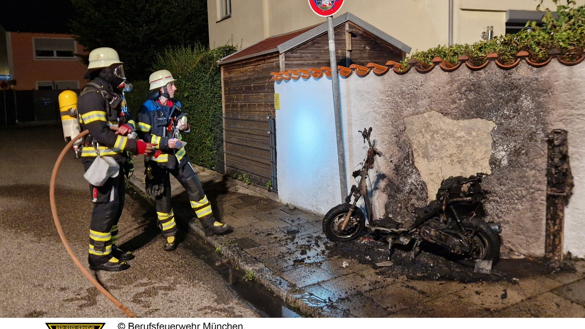 FW-M: Brennender Motorroller an Gartenmauer (Laim) - Foto: presseportal.de
