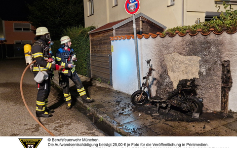 FW-M: Brennender Motorroller an Gartenmauer (Laim) - Foto: presseportal.de