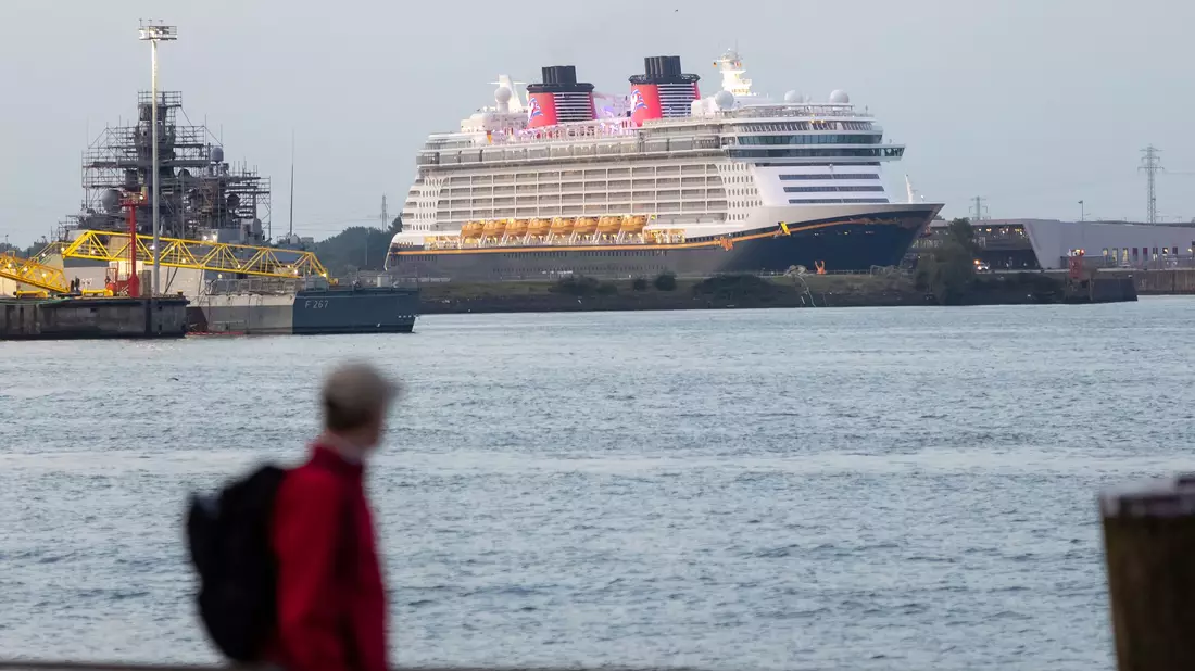 Die «Disney Dream» wurde in der Papenburger Meyer-Werft gebaut.  - Bild: Bodo Marks/dpa
