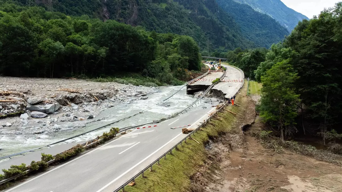 200 Meter der Autobahn A13 wurden im Rekordtempo wieder hergestellt. (Archivbild) - Bild: Samuel Golay/KEYSTONE/TI-PRESS/dpa