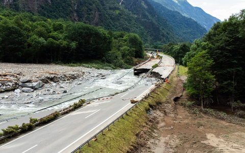 200 Meter der Autobahn A13 wurden im Rekordtempo wieder hergestellt. (Archivbild) - Foto: Samuel Golay/KEYSTONE/TI-PRESS/dpa