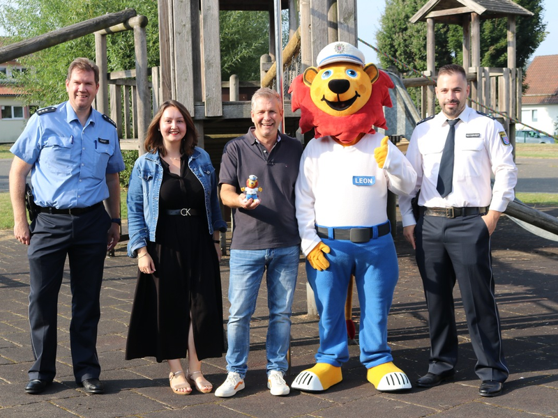 POL-ESW: Leon-Kinderkommissar besucht Schulanfänger in Hessisch Lichtenau; Stadt Hessisch Lichtenau gewinnt neue Hilfeinseln dazu - Foto: presseportal.de