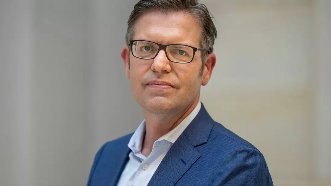 Der Soziologe Steffen Mau gilt derzeit als einer der einflussreichsten Gesellschaftsdeuter (Archivbild).  - Bild: Monika Skolimowska/dpa