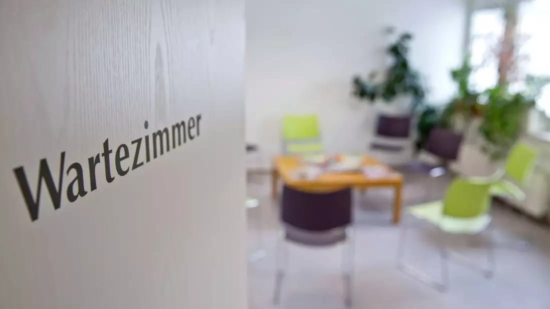 Die Einnahmen vieler Arztpraxen stiegen 2022 nicht so stark wie die Ausgaben. (Archivfoto) - Bild: Daniel Karmann/dpa