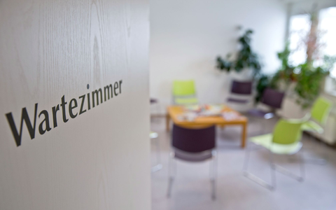 Die Einnahmen vieler Arztpraxen stiegen 2022 nicht so stark wie die Ausgaben. (Archivfoto) - Foto: Daniel Karmann/dpa