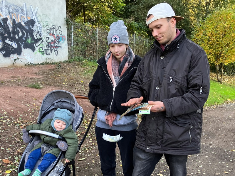 Armes Deutschland - Stempeln oder abrackern?: Mike und Angelique nutzen Fehler im System aus - Foto: presseportal.de