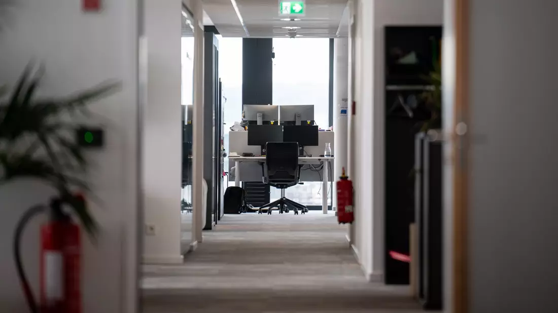 Durch Homeoffice haben laut dem Ifo-Institut 6 Prozent aller Unternehmen ihre Büroflächen bereits verkleinert, weitere 8 Prozent planen es. (Archivbild) - Bild: Sebastian Gollnow/dpa