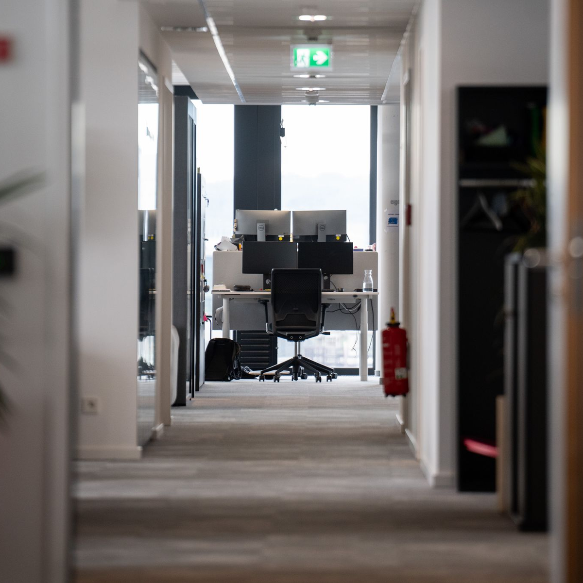 Durch Homeoffice haben laut dem Ifo-Institut 6 Prozent aller Unternehmen ihre Büroflächen bereits verkleinert, weitere 8 Prozent planen es. (Archivbild) - Foto: Sebastian Gollnow/dpa