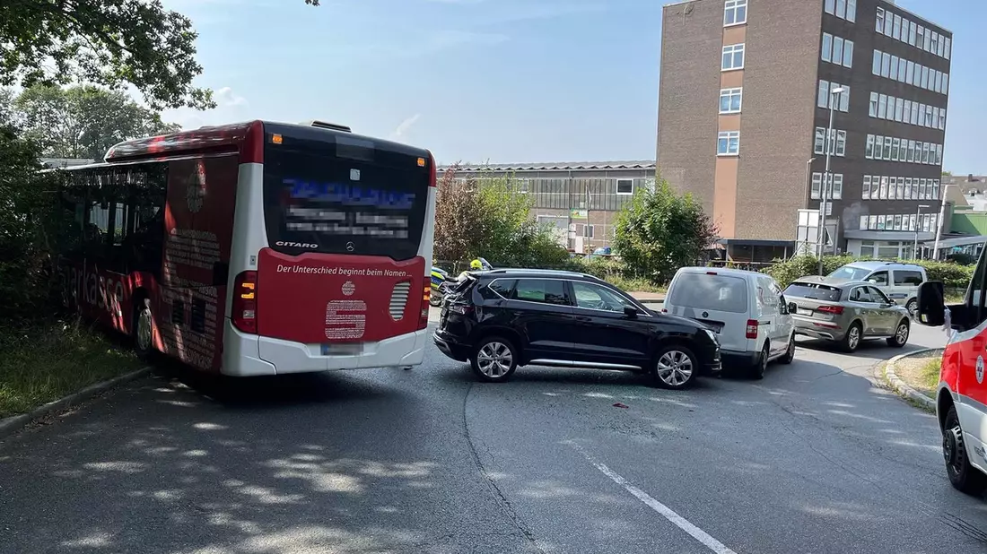 POL-UN: Fröndenberg - Linienbus fährt auf PKW auf, Mendenerin leicht verletzt - Bild: presseportal.de