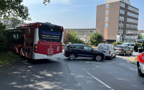 POL-UN: Fröndenberg - Linienbus fährt auf PKW auf, Mendenerin leicht verletzt - Foto: presseportal.de