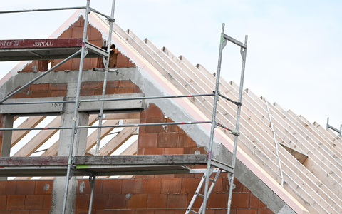 Verbraucher fragen im Juli wieder deutlich mehr Baukredite nach (Archivfoto). - Foto: Bernd Weißbrod/dpa