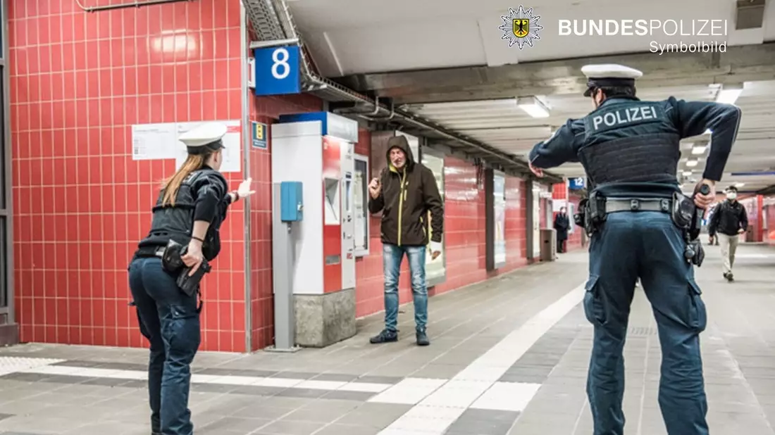 Bundespolizeidirektion München: Androhung der Schusswaffe / Bundespolizei ermittelt nach Bedrohung mit Waffe und wegen Widerstandes - Bild: presseportal.de