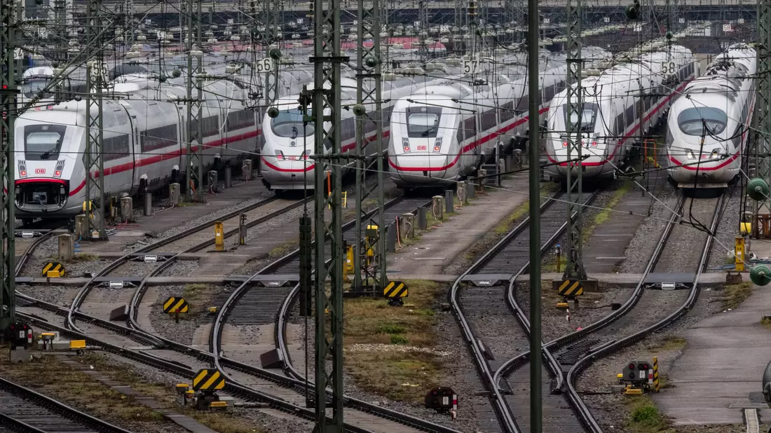 Züge der Bahn sind oft unpünktlich. - Bild: Peter Kneffel/dpa