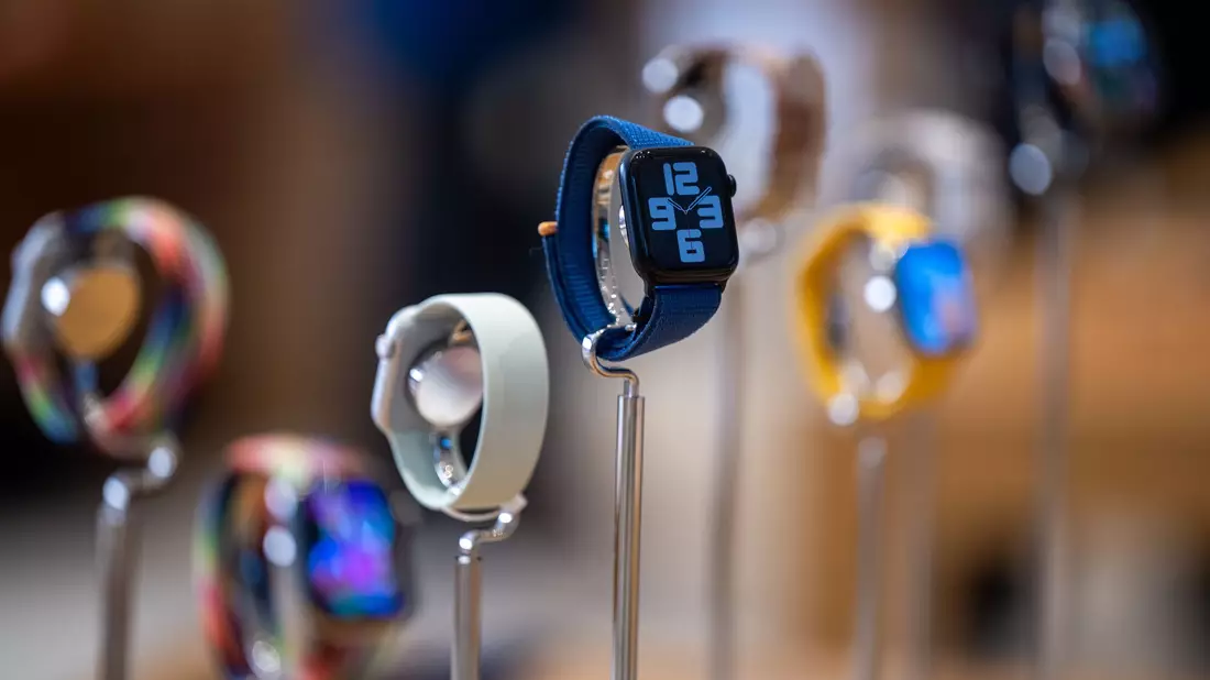 Wearables wie die Apple Watch sind vor allem bei jungen Leuten populär. - Bild: Monika Skolimowska/dpa
