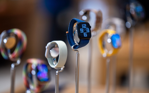 Wearables wie die Apple Watch sind vor allem bei jungen Leuten populär. - Foto: Monika Skolimowska/dpa